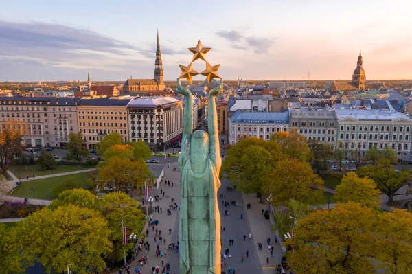 Vacker Solnedgång Utsikt Över Riga Frihetsgudinnan Milda Lettland Frihetsmonumentet Människor — Stockfoto