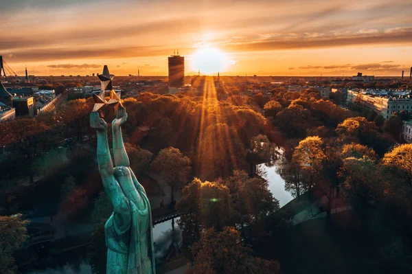 Central Park ve özgürlük heykeli yakınındaki Riga üzerinde gün batımı görünümü.  