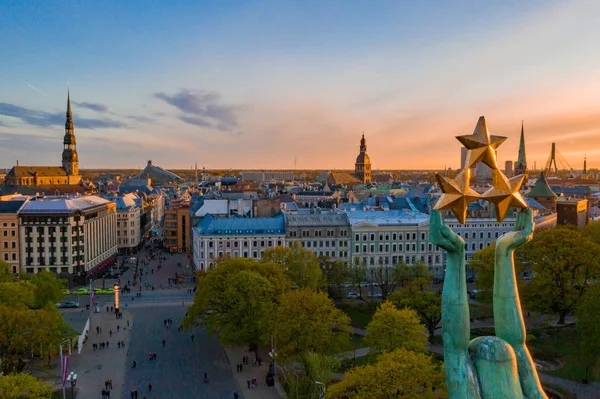 Vista Del Atardecer Sobre Riga Cerca Del Parque Central Estatua — Foto de Stock