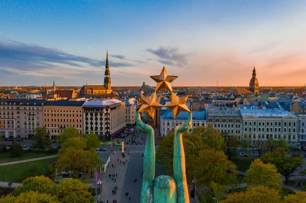 Hermosa Vista Atardecer Sobre Riga Por Estatua Libertad Milda Letonia —  Fotos de Stock