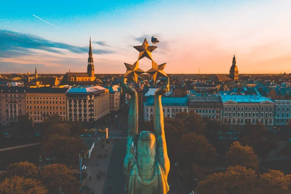 Beautiful Sunset View Riga Statue Liberty Milda Latvia Monument Freedom — Stock Photo, Image