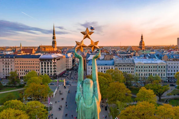 Beautiful Sunset View Riga Statue Liberty Milda Latvia Monument Freedom — Stock Photo, Image