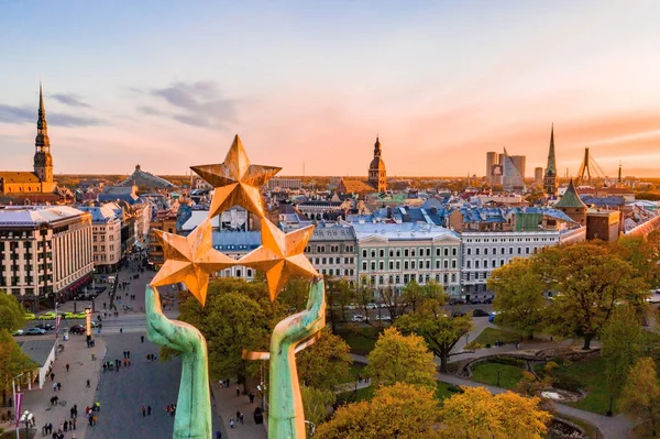 Hermosa Vista Atardecer Sobre Riga Por Estatua Libertad Milda Letonia —  Fotos de Stock