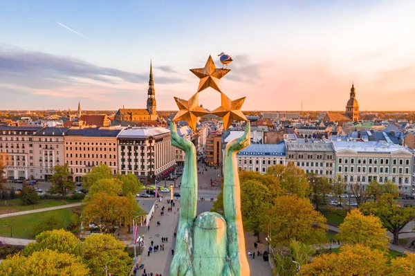 Hermosa Vista Atardecer Sobre Riga Por Estatua Libertad Milda Letonia —  Fotos de Stock