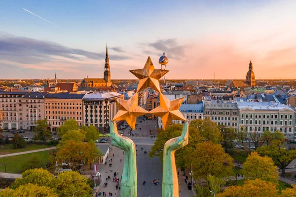 Hermosa Vista Atardecer Sobre Riga Por Estatua Libertad Milda Letonia —  Fotos de Stock