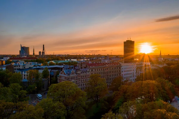 Riga'nın eski şehir, özgürlük heykeli ve milli kütüphane üzerinde güzel havadan görünümü. Güzel Letonya.