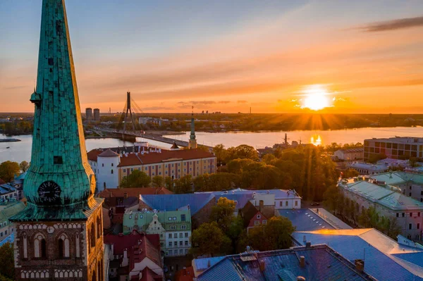 Riga'nın eski şehir, özgürlük heykeli ve milli kütüphane üzerinde güzel havadan görünümü. Güzel Letonya.