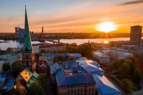 Riga'nın eski şehir, özgürlük heykeli ve milli kütüphane üzerinde güzel havadan görünümü. Güzel Letonya.