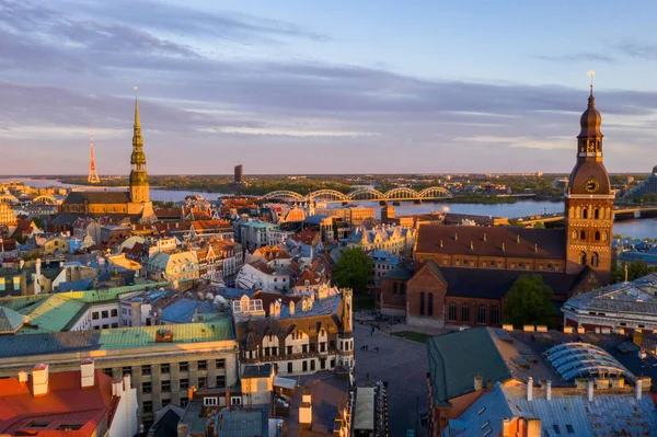 Riga'nın eski şehir, özgürlük heykeli ve milli kütüphane üzerinde güzel havadan görünümü. Güzel Letonya.