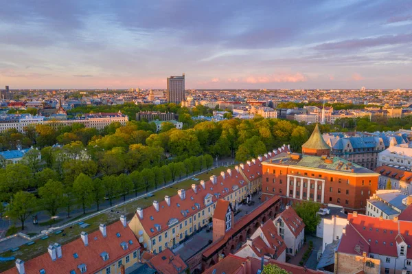 Riga'nın eski şehir, özgürlük heykeli ve milli kütüphane üzerinde güzel havadan görünümü. Güzel Letonya.