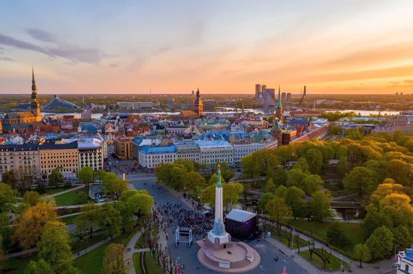 Riga'nın eski şehir, özgürlük heykeli ve milli kütüphane üzerinde güzel havadan görünümü. Güzel Letonya.