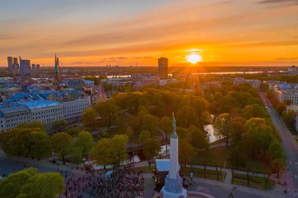 Riga'nın eski şehir, özgürlük heykeli ve milli kütüphane üzerinde güzel havadan görünümü. Güzel Letonya. 