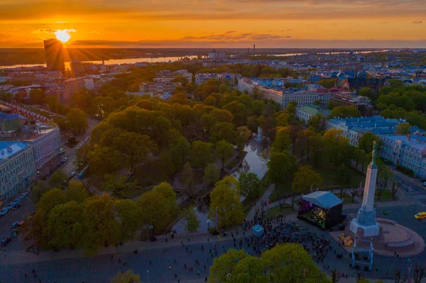 Riga'nın eski şehir, özgürlük heykeli ve milli kütüphane üzerinde güzel havadan görünümü. Güzel Letonya. 