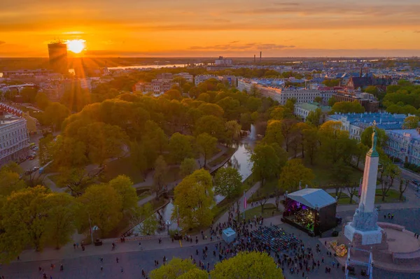 Riga'nın eski şehir, özgürlük heykeli ve milli kütüphane üzerinde güzel havadan görünümü. Güzel Letonya. 