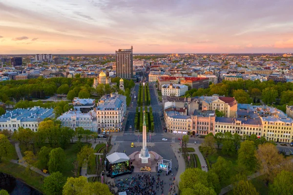 Riga'nın eski şehir, özgürlük heykeli ve milli kütüphane üzerinde güzel havadan görünümü. Güzel Letonya. 