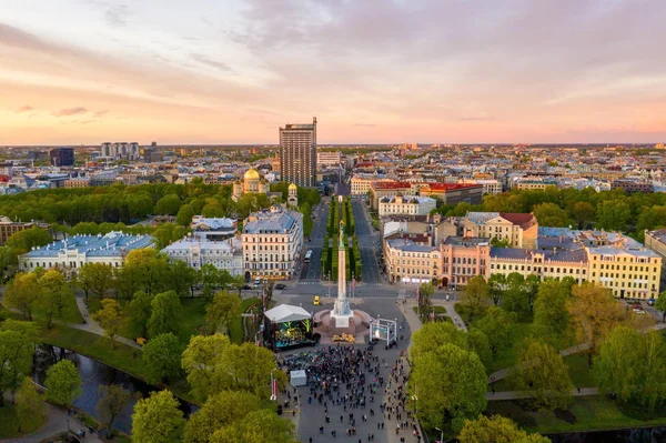 Riga'nın eski şehir, özgürlük heykeli ve milli kütüphane üzerinde güzel havadan görünümü. Güzel Letonya. 