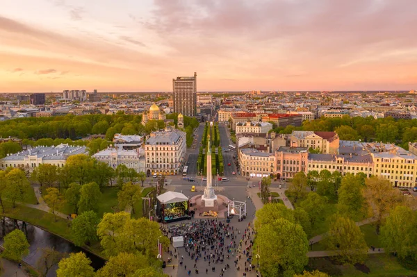 Riga'nın eski şehir, özgürlük heykeli ve milli kütüphane üzerinde güzel havadan görünümü. Güzel Letonya. 