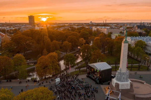 Riga'nın eski şehir, özgürlük heykeli ve milli kütüphane üzerinde güzel havadan görünümü. Güzel Letonya. 