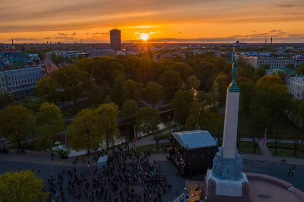 Riga'nın eski şehir, özgürlük heykeli ve milli kütüphane üzerinde güzel havadan görünümü. Güzel Letonya. 
