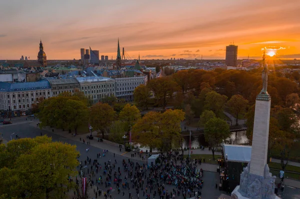 Riga'nın eski şehir, özgürlük heykeli ve milli kütüphane üzerinde güzel havadan görünümü. Güzel Letonya. 