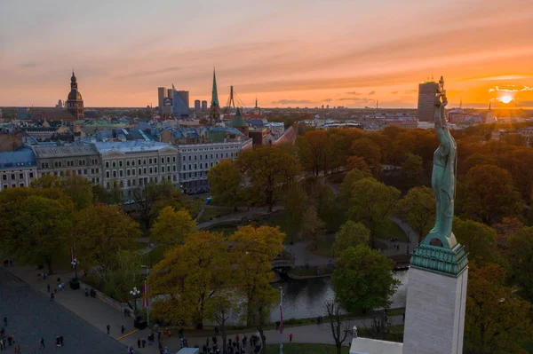 Prachtige Luchtfoto Van Riga Oude Stad Het Vrijheidsbeeld Nationale Bibliotheek — Stockfoto