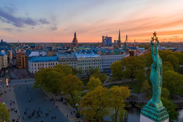 Riga'nın eski şehir, özgürlük heykeli ve milli kütüphane üzerinde güzel havadan görünümü. Güzel Letonya. 