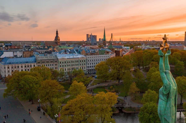 Riga'nın eski şehir, özgürlük heykeli ve milli kütüphane üzerinde güzel havadan görünümü. Güzel Letonya. 