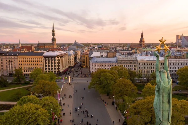 Hermosa Vista Aérea Riga Sobre Casco Antiguo Estatua Libertad Biblioteca —  Fotos de Stock