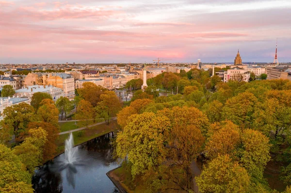 Vacker Flygbild Över Riga Över Gamla Stan Frihetsgudinnan Och Nationalbiblioteket — Stockfoto