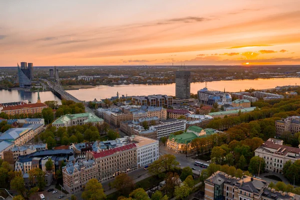 Riga Nın Eski Şehir Özgürlük Heykeli Milli Kütüphane Üzerinde Güzel — Stok fotoğraf