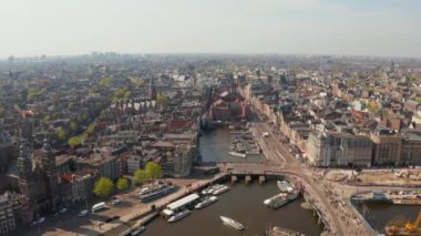 Amsterdam, Hollanda. 10 Mayıs 2019. Amsterdam merkez istasyonunun güzel manzaralı.  