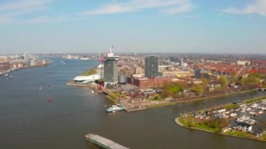 Amsterdam, Hollanda - 23 Nisan 2019: Amsterdam Göz Film Müzesi, Adam Lookout ve Ij Nehri'nin havadan görünümü   