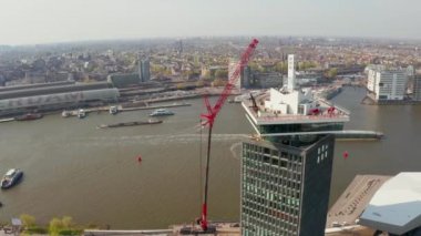 Amsterdam, Hollanda - 23 Nisan 2019: Amsterdam Göz Film Müzesi, Adam Lookout ve Ij Nehri'nin havadan görünümü  