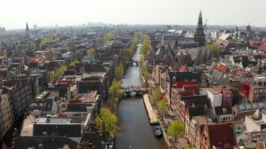 Amsterdam, Hollanda. 05 Mayıs 2019. Birçok tekne ile Amsterdam dar kanallar güzel havadan görünümü  