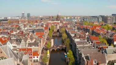 Amsterdam, Hollanda. 05 Mayıs 2019. Birçok tekne ile Amsterdam dar kanallar güzel havadan görünümü  