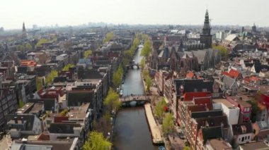 Amsterdam, Hollanda. 05 Mayıs 2019. Birçok tekne ile Amsterdam dar kanallar güzel havadan görünümü  
