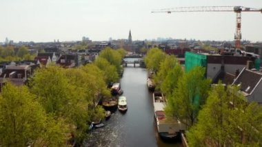 Amsterdam, Hollanda. 05 Mayıs 2019. Birçok tekne ile Amsterdam dar kanallar güzel havadan görünümü   