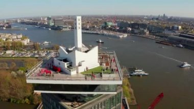 Amsterdam, Hollanda - 23 Nisan 2019: Amsterdam Göz Film Müzesi, Adam Lookout ve Ij Nehri'nin havadan görünümü 