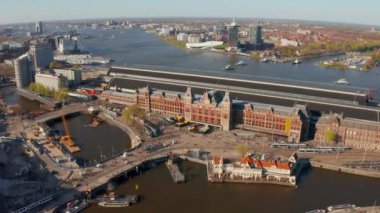 Amsterdam, Hollanda. 10 Mayıs 2019. Amsterdam merkez istasyonunun güzel manzaralı.