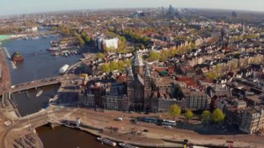 Merkez istasyonu ve St Nicolas Kilisesi yakınındaki kanallar üzerinde Amsterdam güzel hava görünümü 