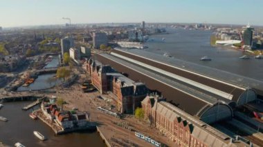 Amsterdam, Hollanda. 10 Mayıs 2019. Amsterdam merkez istasyonunun güzel manzaralı.