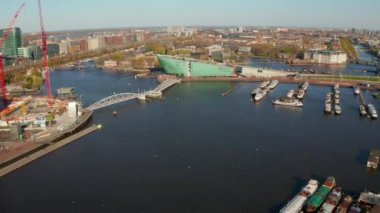 10 Nisan 2019. Amsterdam, Hollanda. Amsterdam'daki Nemo Bilim Müzesi'nin havadan görünümü. Bina yeşil bir gemi şeklinde.. 