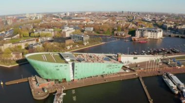 10 Nisan 2019. Amsterdam, Hollanda. Amsterdam'daki Nemo Bilim Müzesi'nin havadan görünümü. Bina yeşil bir gemi şeklinde.. 