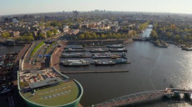 10 Nisan 2019. Amsterdam, Hollanda. Amsterdam'daki Nemo Bilim Müzesi'nin havadan görünümü. Bina yeşil bir gemi şeklinde.. 