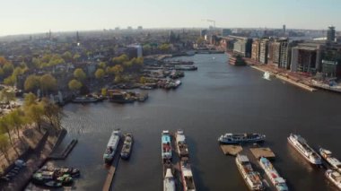 Amsterdam, Hollanda. 05 Mayıs 2019. Birçok tekne ile Amsterdam dar kanallar güzel havadan görünümü 