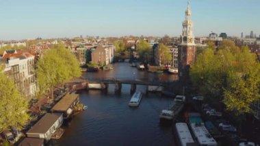 Amsterdam, Hollanda. 05 Mayıs 2019. Birçok tekne ile Amsterdam dar kanallar güzel havadan görünümü 