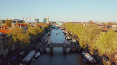 Amsterdam, Hollanda. 05 Mayıs 2019. Birçok tekne ile Amsterdam dar kanallar güzel havadan görünümü 
