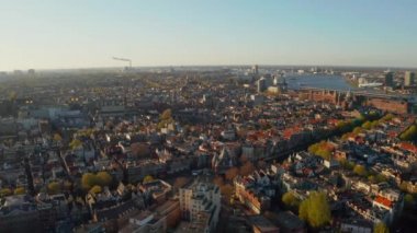 Merkez istasyonu ve St Nicolas Kilisesi yakınındaki kanallar üzerinde Amsterdam güzel hava görünümü