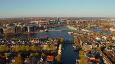 Amsterdam, Hollanda. 05 Mayıs 2019. Birçok tekne ile Amsterdam dar kanallar güzel havadan görünümü 