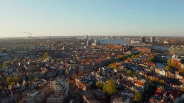 Merkez istasyonu ve St Nicolas Kilisesi yakınındaki kanallar üzerinde Amsterdam güzel hava görünümü